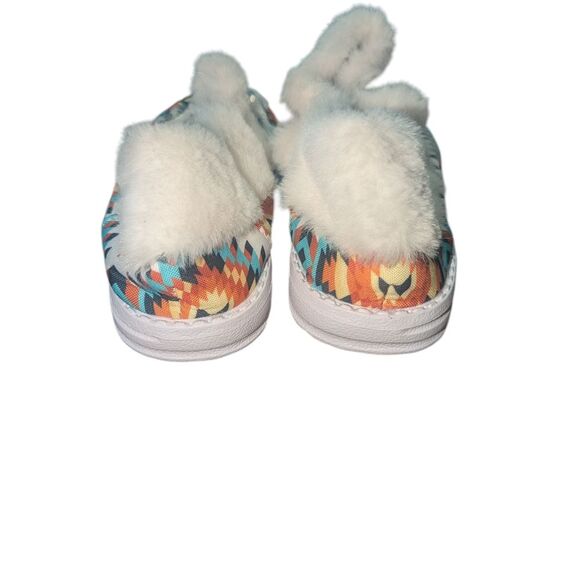 🛍️ Geometric Slide On Shoes With Faux Fur Detail - Picture 3 of 4